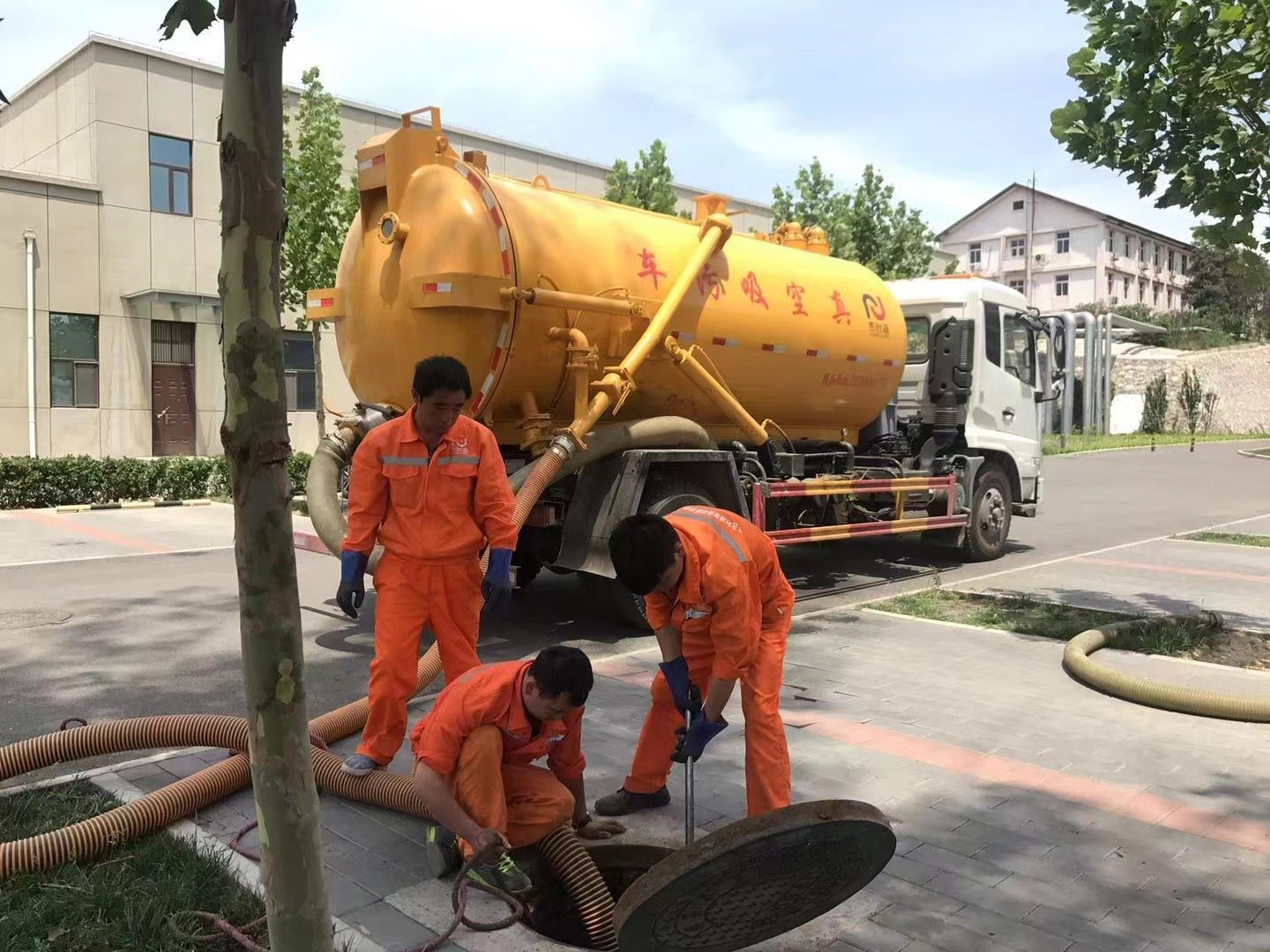 鹰潭化粪池清理与5-8吨吸粪车施工效率分析